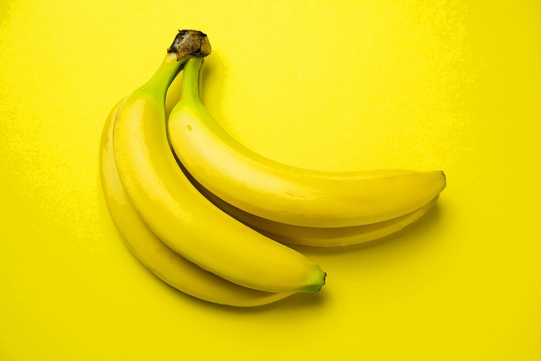 Bananen auf gelbem Hintergrund