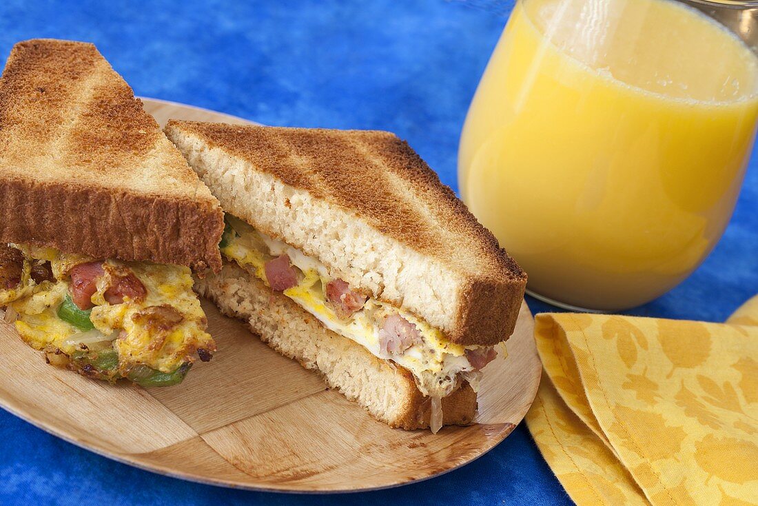 Denver Sandwich (Omelett mit Schinken und Paprika auf Toast) und Orangensaft