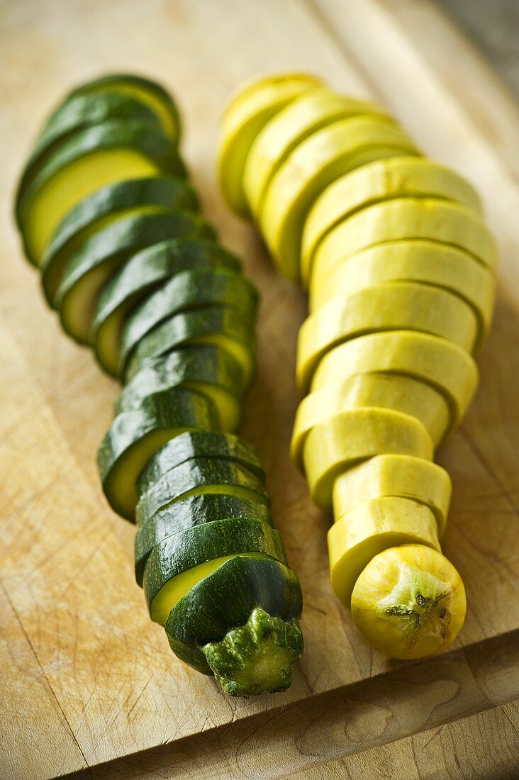 Grüne und gelbe Zucchini, in Scheiben geschnitten