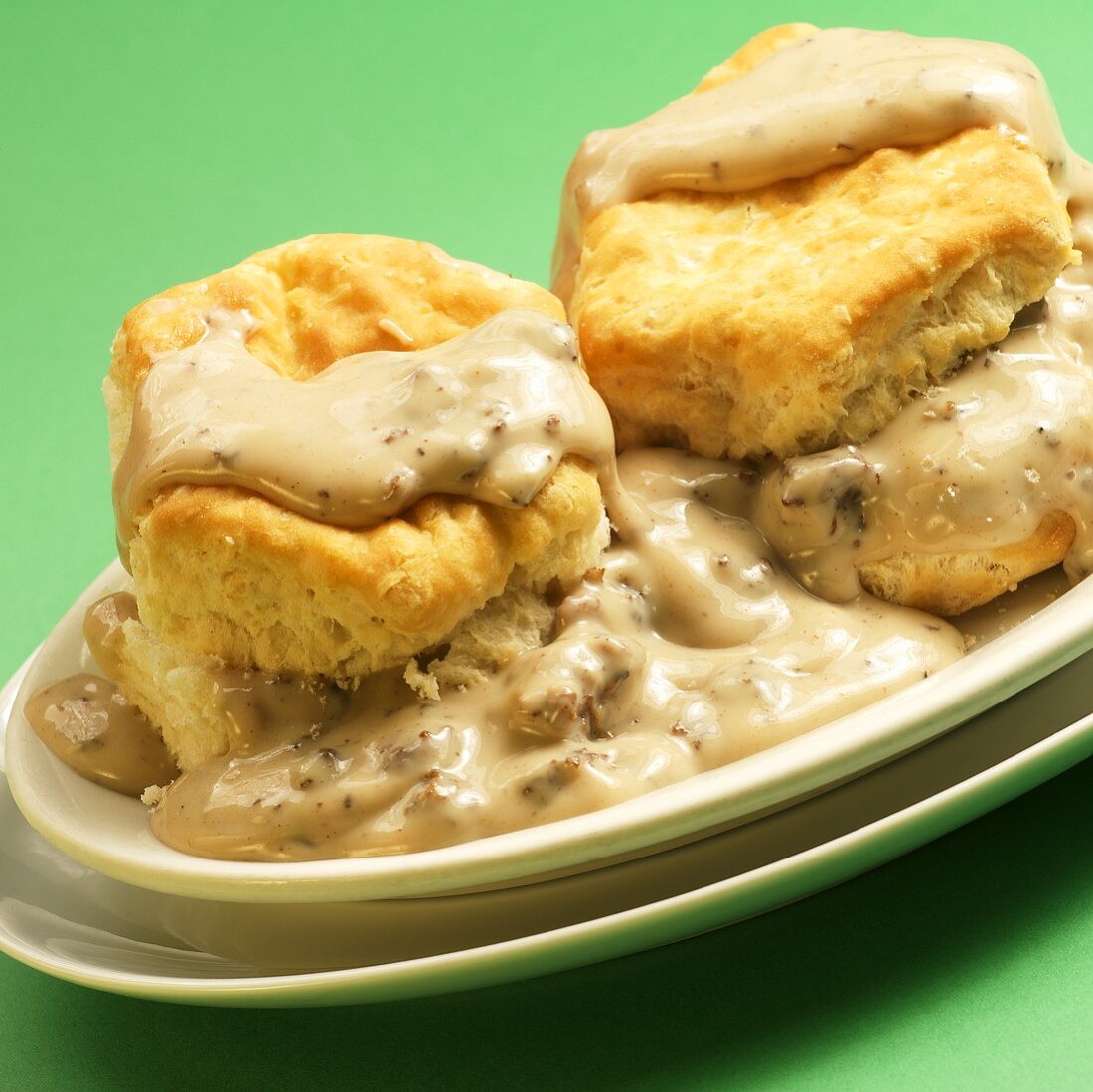 Biscuits mit Wurstsauce zum Frühstück (USA)