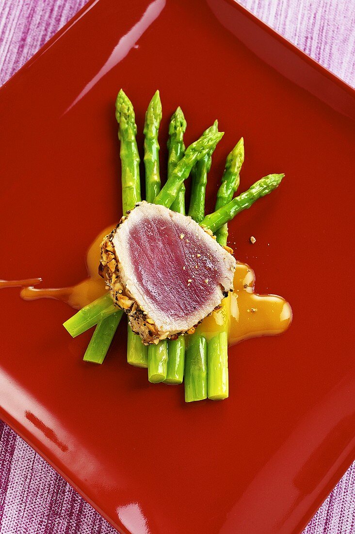 Tuna with a spicy crust on green asparagus with a soya dressing