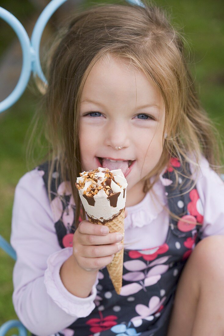Mädchen isst Eistüte