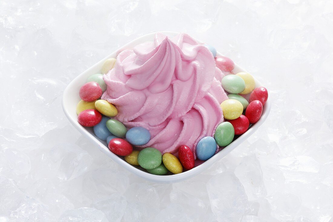 Erdbeer-Joghurt-Eis mit bunten Schokolinsen