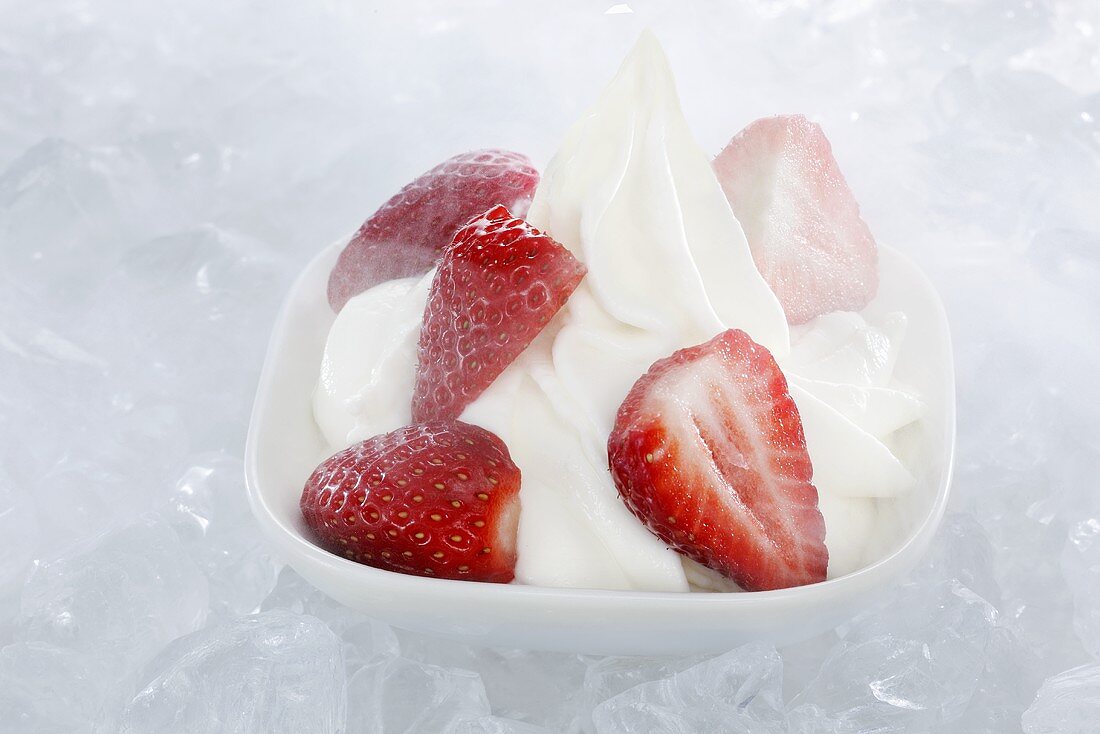 Joghurteis, garniert mit frischen Erdbeeren