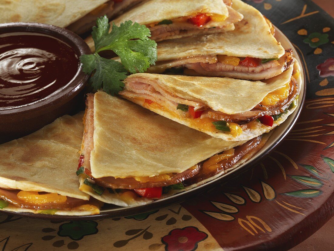 Quesadillas mit geräuchertem Schweinefleisch und Grillsauce