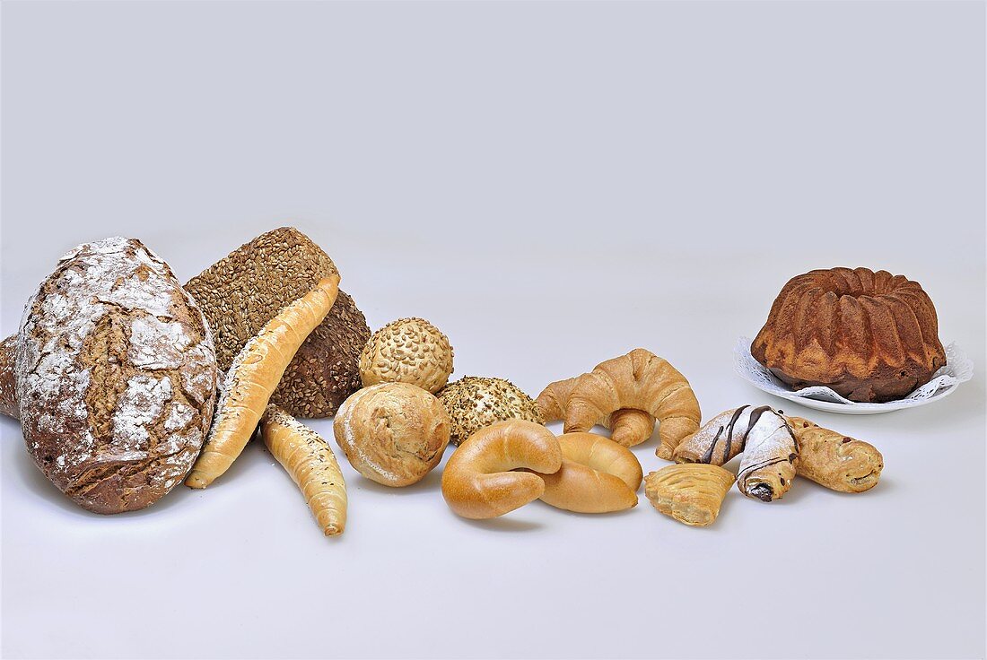 Verschiedene Brote, Brötchen, Gebäck und Gugelhupf