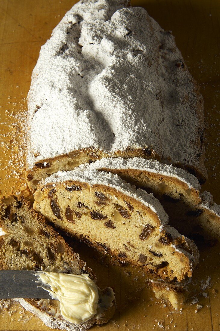 Rosinenstollen, angeschnitten, mit Butter