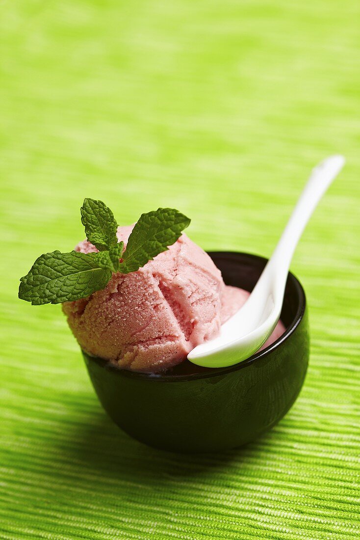 Strawberry ice cream with fresh mint