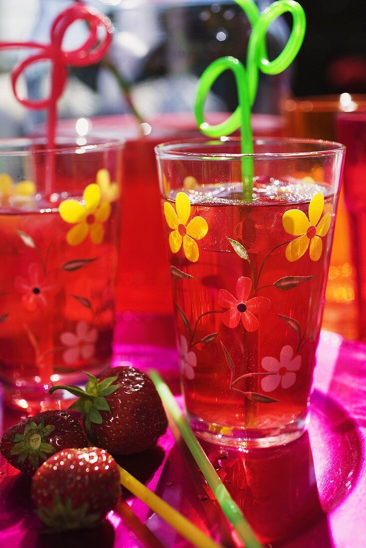 Zwei Gläser mit Erdbeer-Limonade