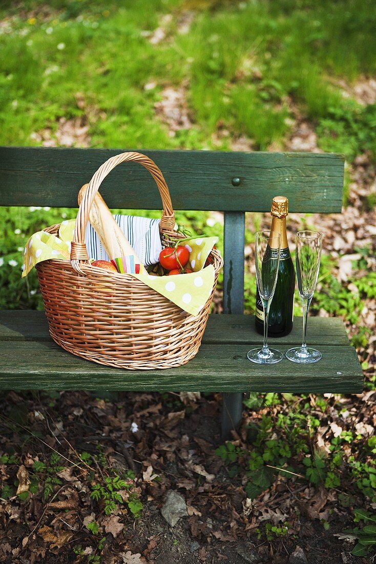 Picknickkorb mit Champagnerflasche und -gläser