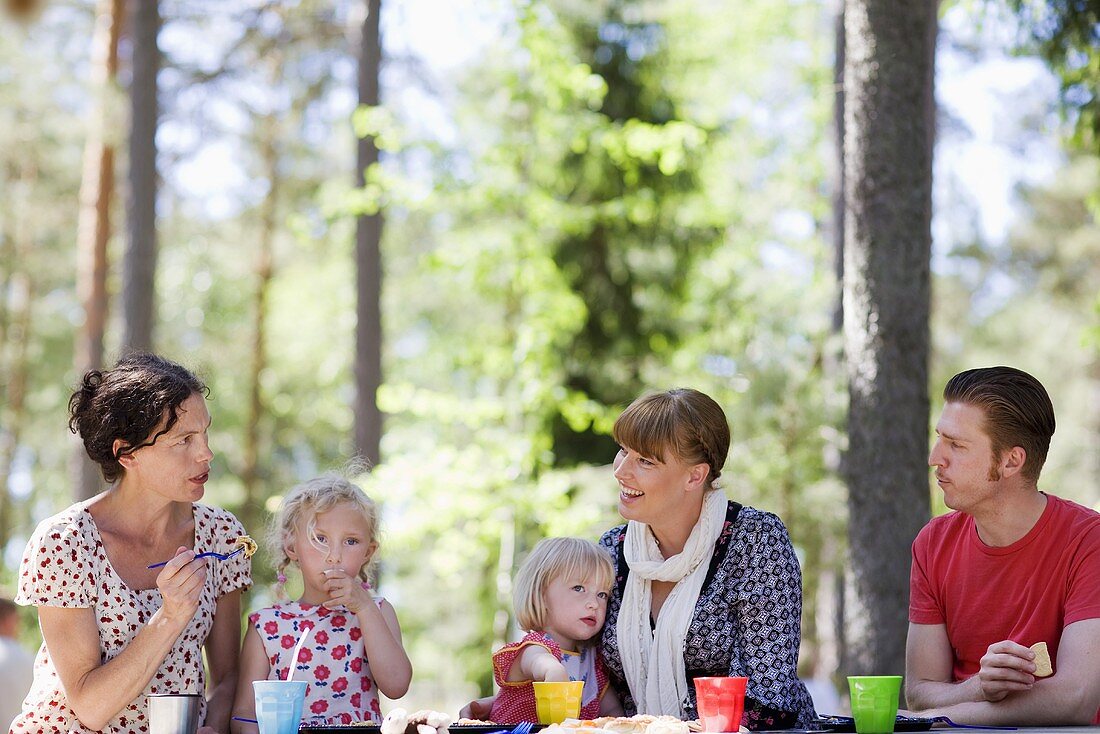 Familie beim Picknick