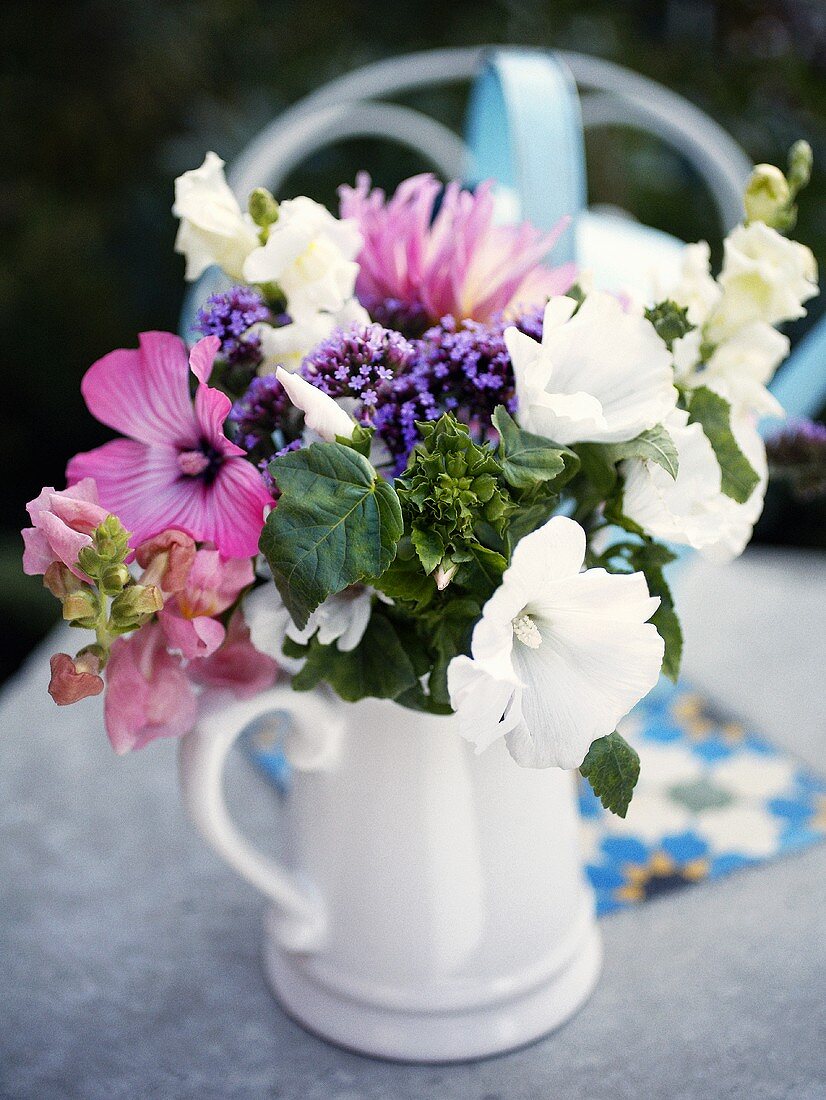 Sommerblumen in einem Krug