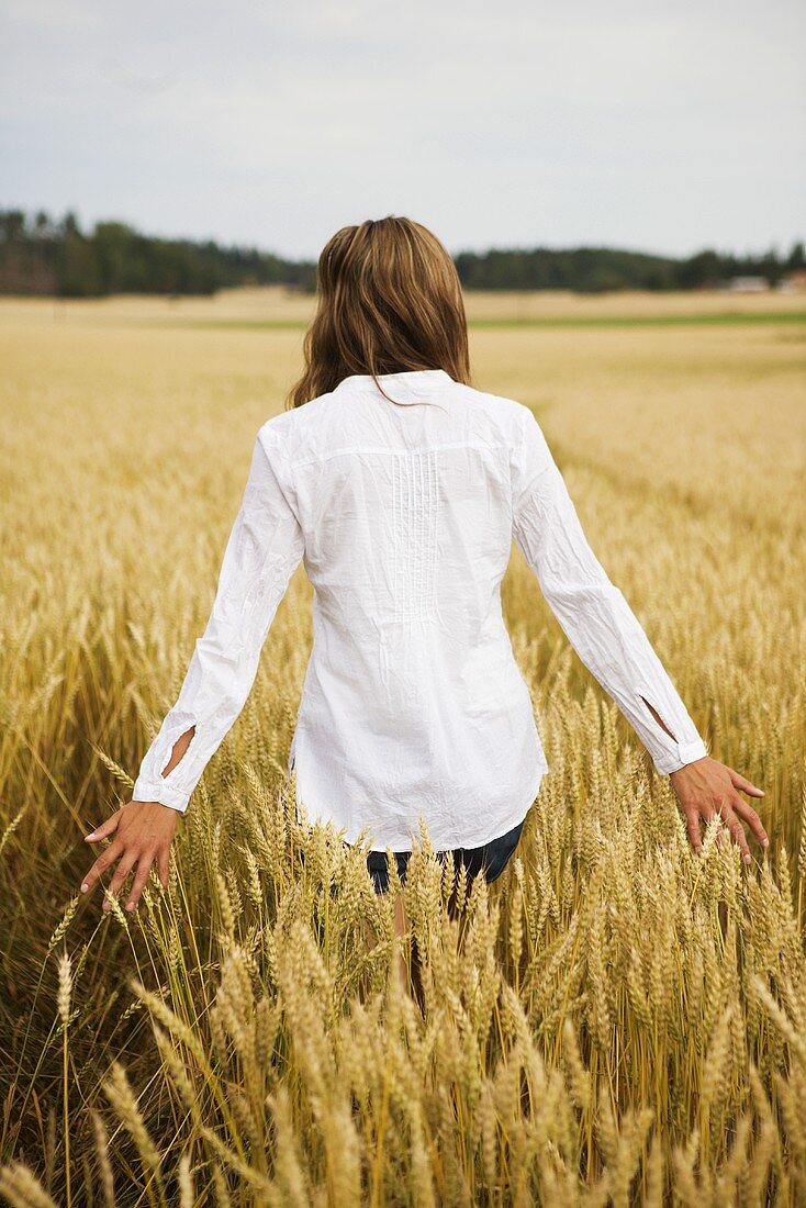 Junge Frau im Kornfeld