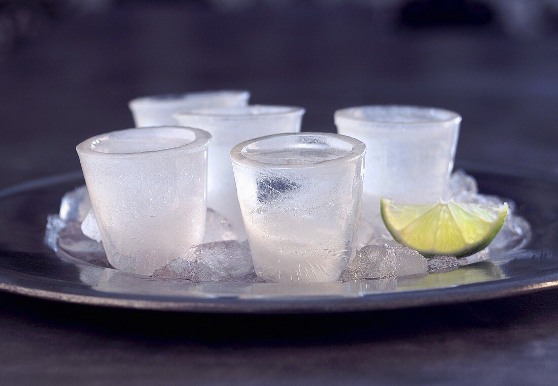 Frozen Vodka Shots auf einem Tablett mit Limetten
