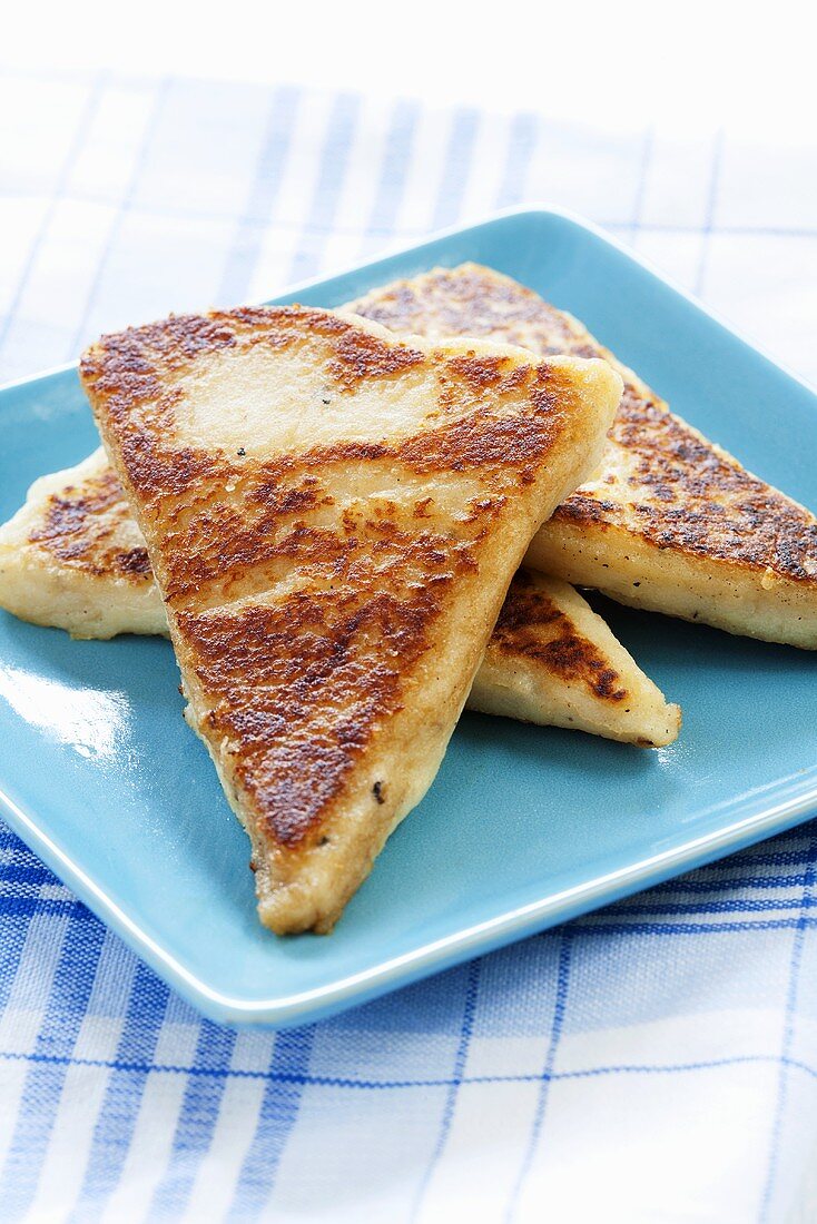 Schottische Potato Scones auf blauem Teller