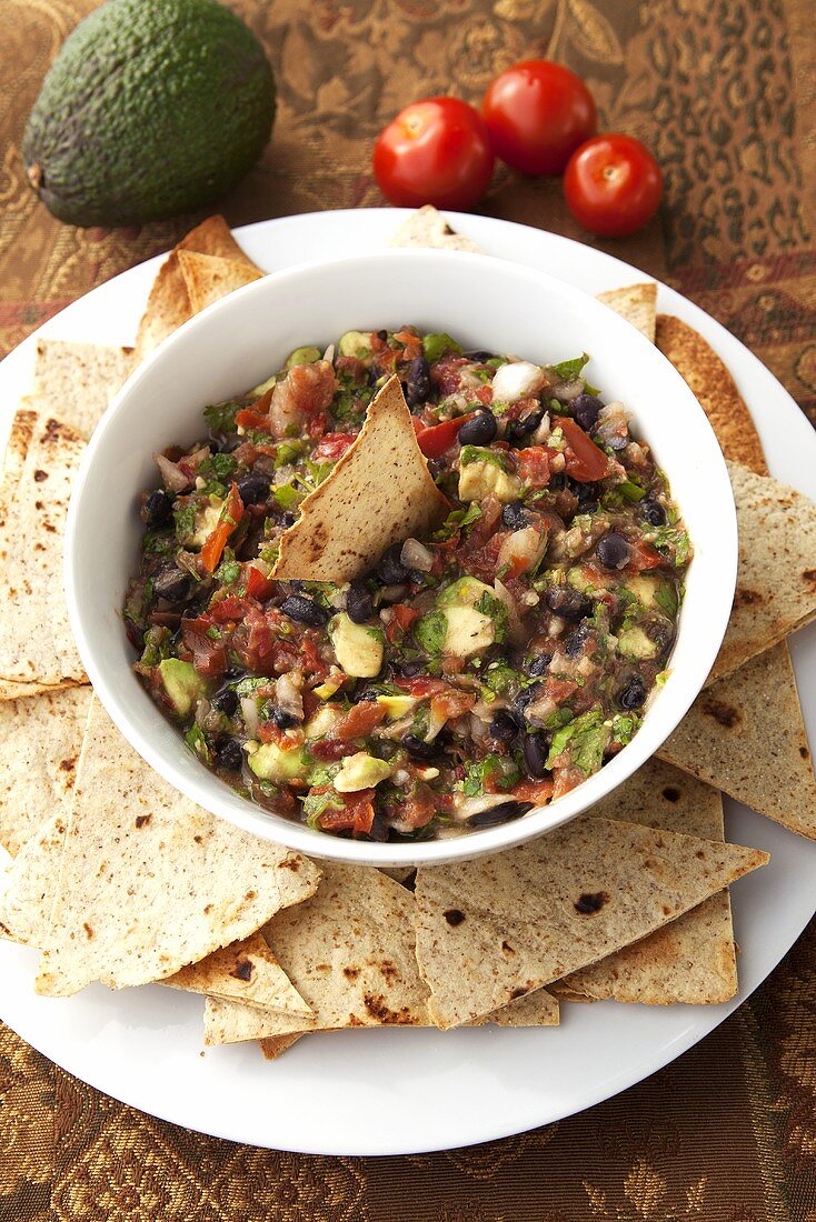 Hausgemachte Guacamole mit Pita-Chips