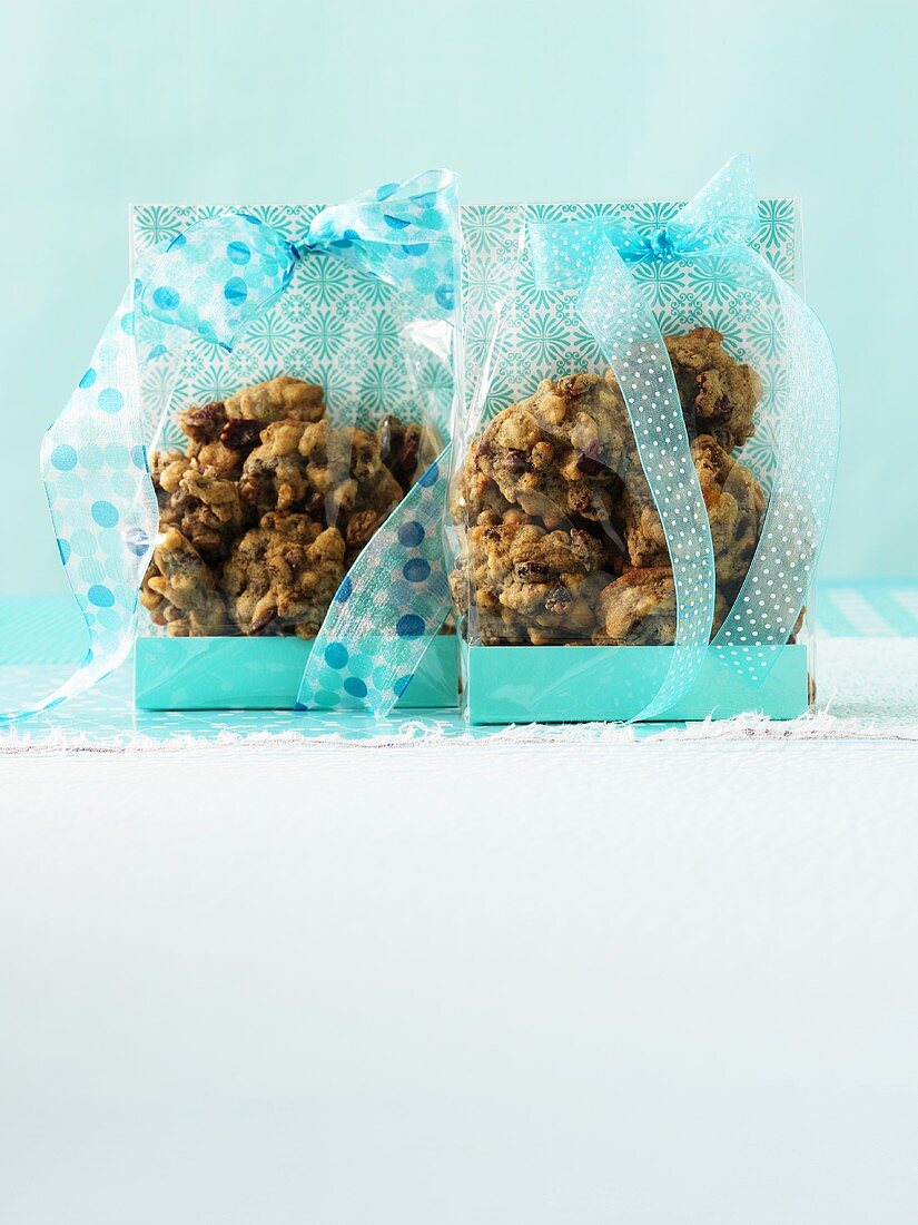 Drop Cookies in blauen Täschchen als Geschenk verpackt