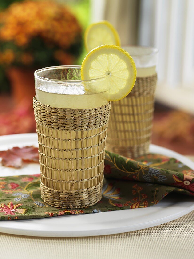 Zwei Gläser Lemon Barley (Whisky, Honig, Zitronensaft)