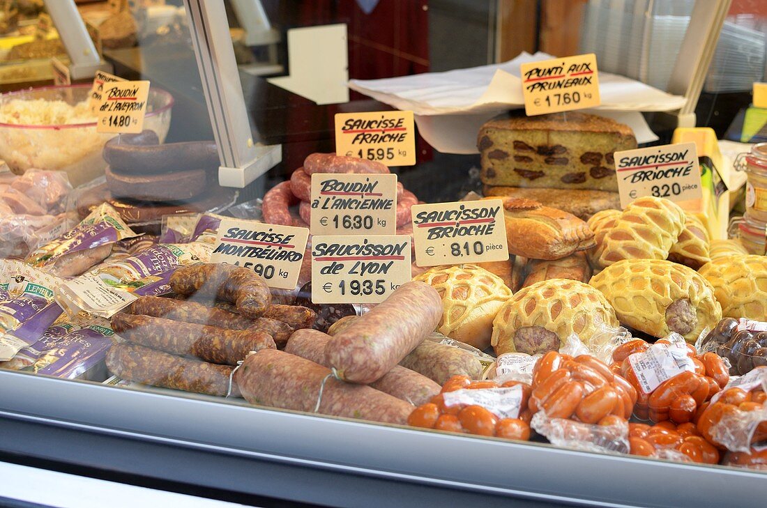 Wurst- und Käsesorten im Lebensmittelladen