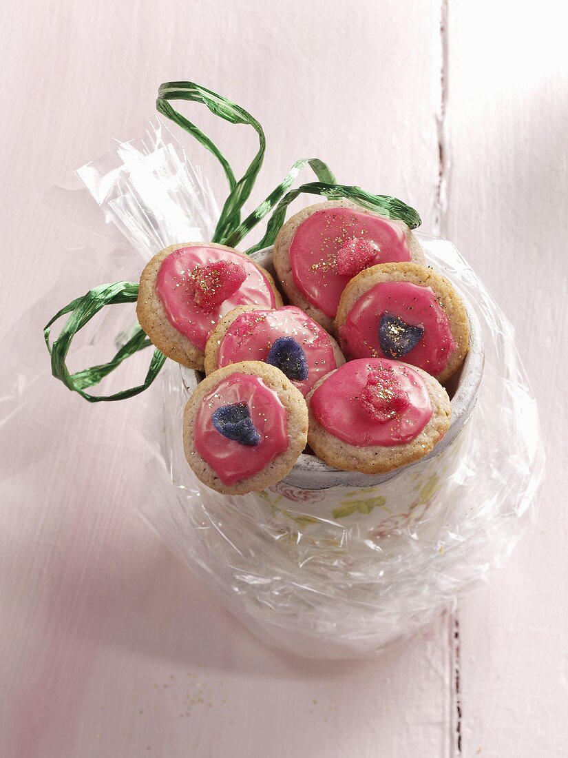 'Himbeertaler' (cookies with raspberry icing) with candied violets for gift giving