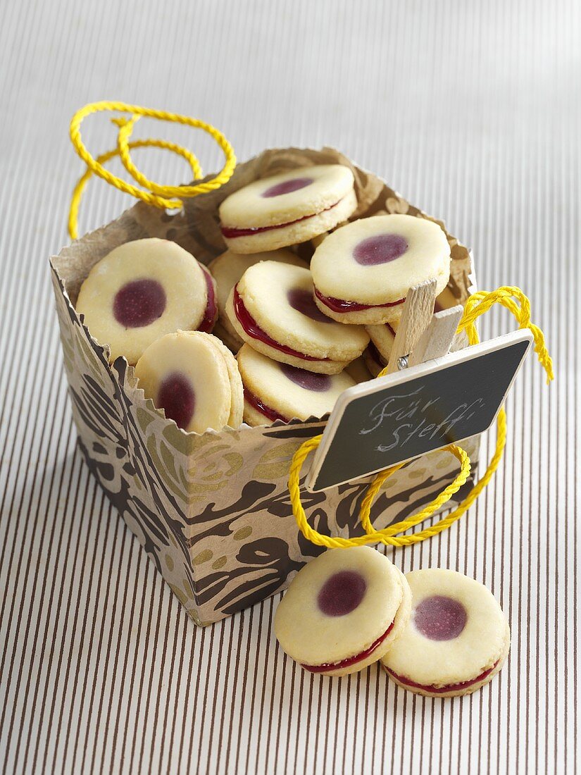 'Karlsbader' lemon rings (jelly filled cookie) for gift giving