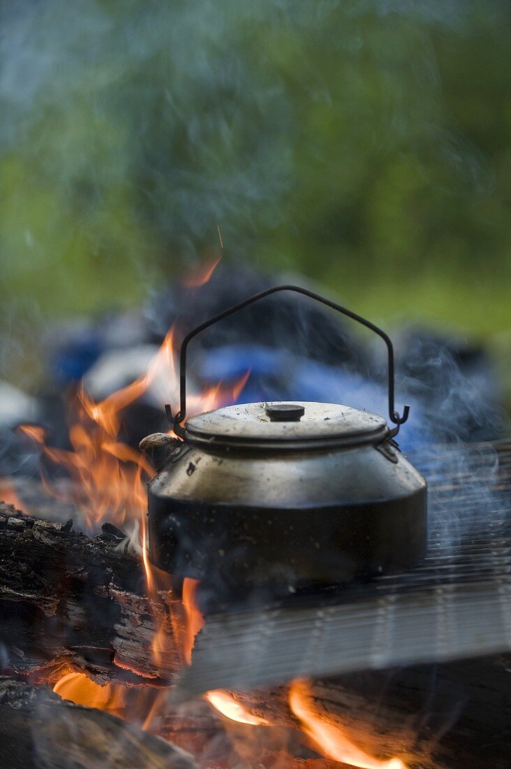 Teekessel über einem Lagerfeuer