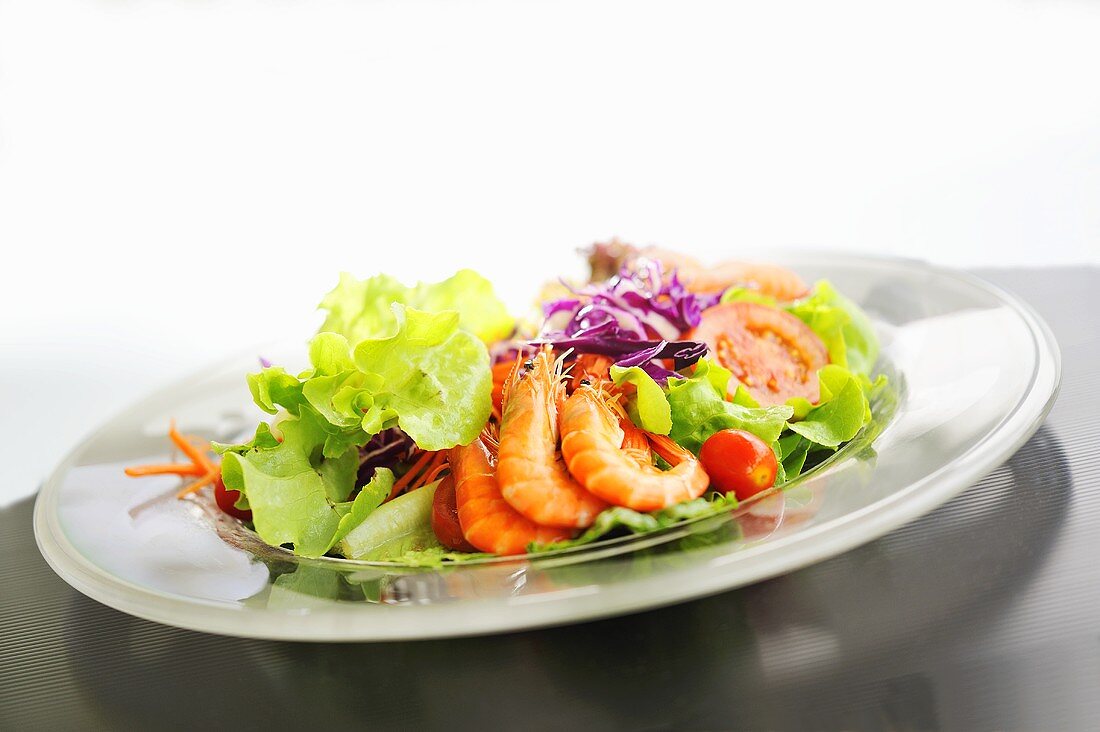 Blattsalat mit Shrimps und Gemüse