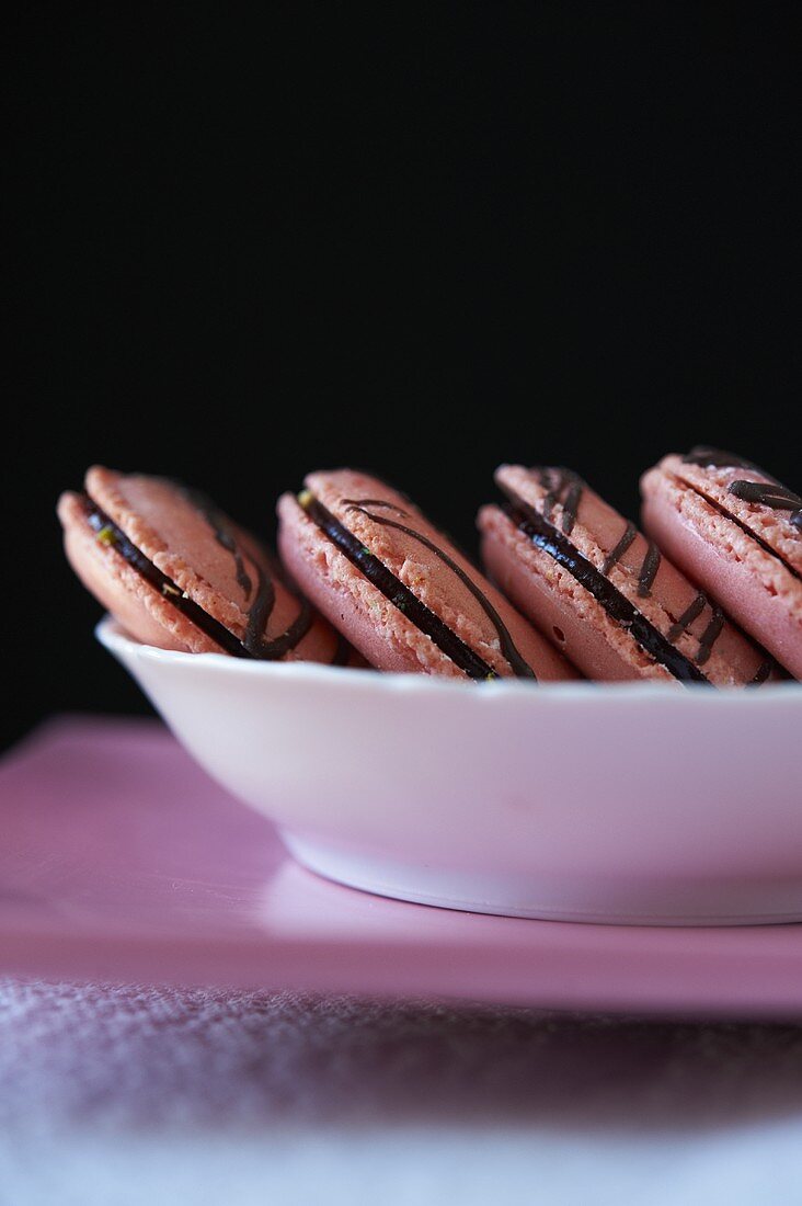 Pinkfarbene Himbeer-Macarons in einer Schüssel