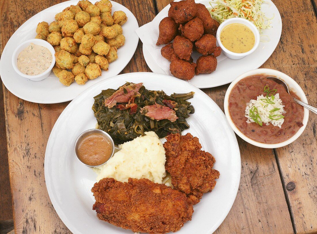 Southern Soul Food: Hush Puppies, rote Bohnen und Reis, frittiertes Hähnchen und Gravy mit Kartoffelpüree und Kohl, frittierte Okra