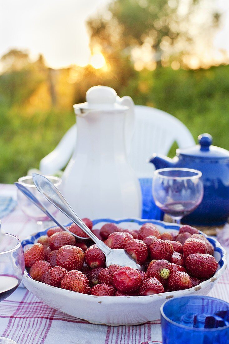 Gedeckter Tisch im Freien mit frischen Erdbeeren