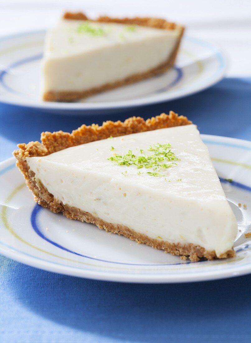 Zwei Stücke Key Lime Pie auf Tellern