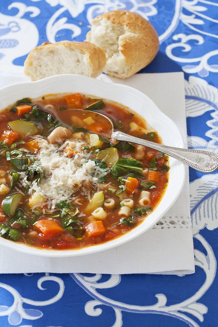 Minestrone mit Brot