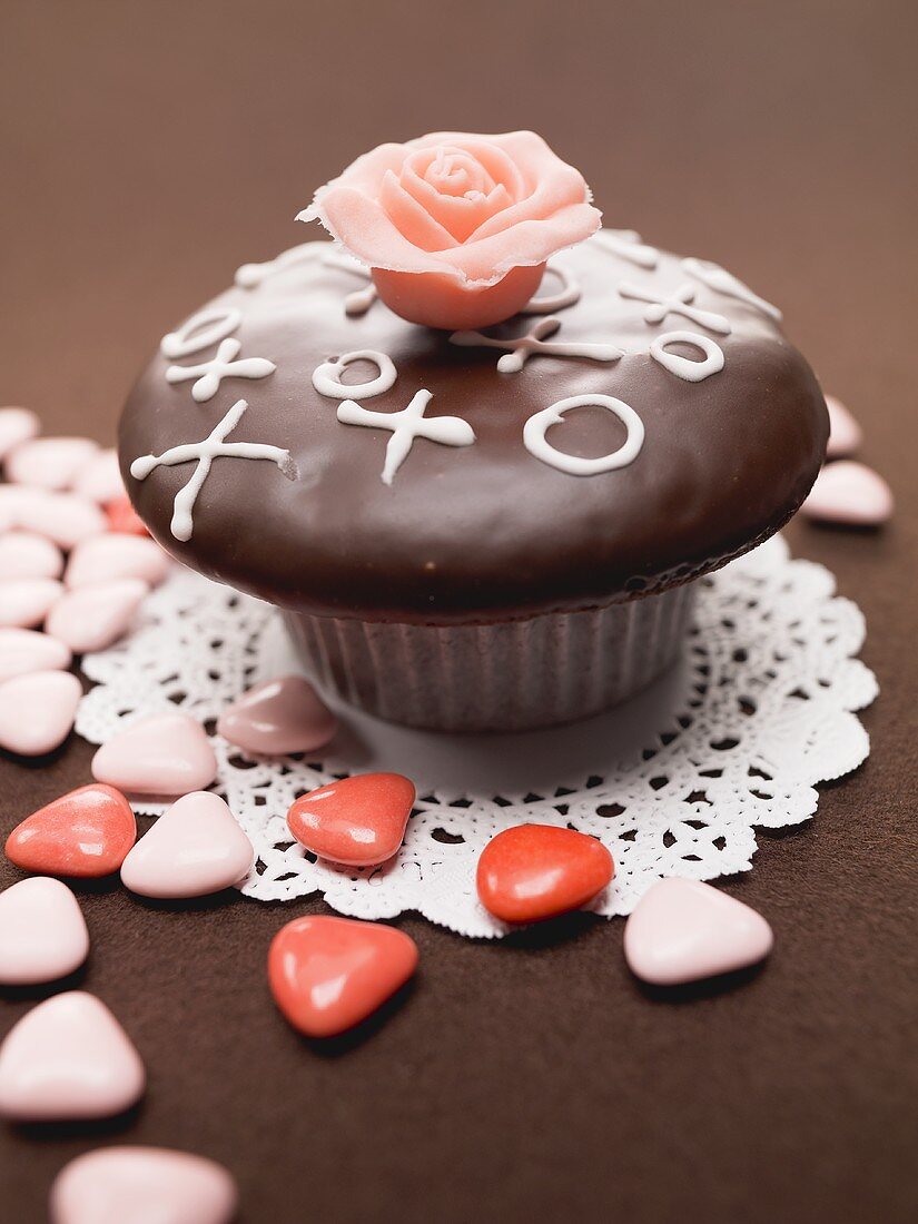 Schokoladencupcake mit Marzipanrose zum Valentinstag