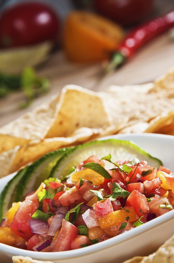 Salsa in Schälchen mit Tortilla Chips