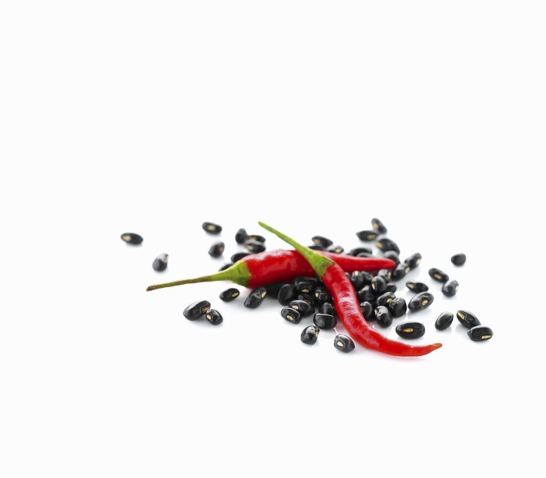 Schwarze Bohnen und rote Chilischoten