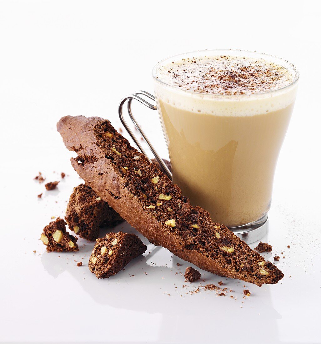 Schokoladenbiscotti und Kaffee