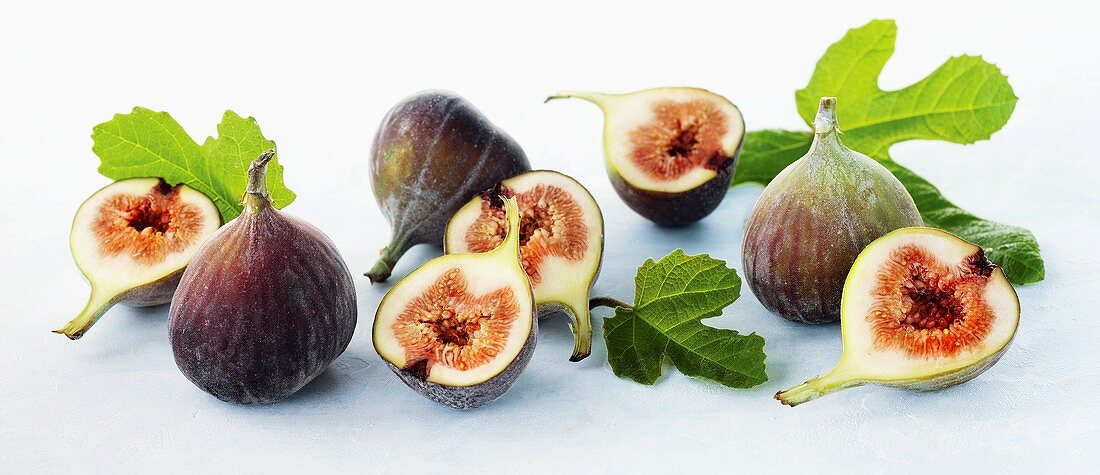 Fresh figs with leaves, whole and halves