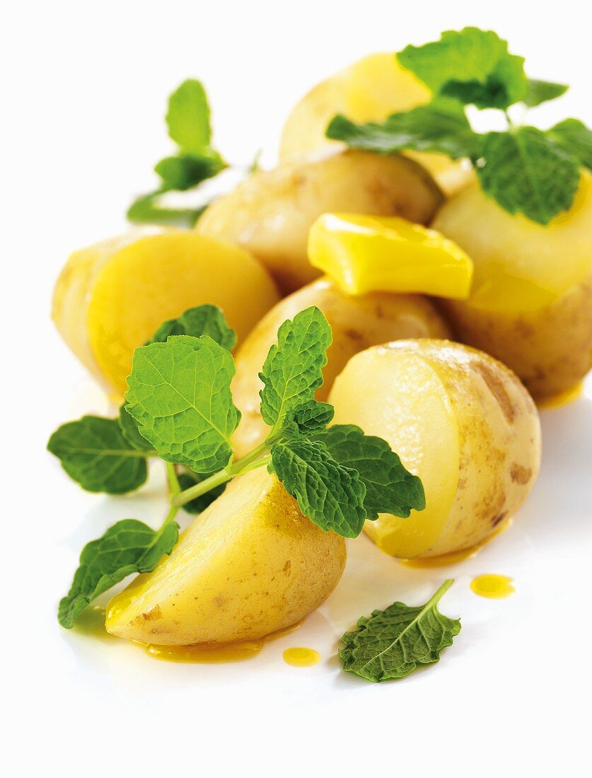 Gekochte Kartoffeln mit Butter und Minze