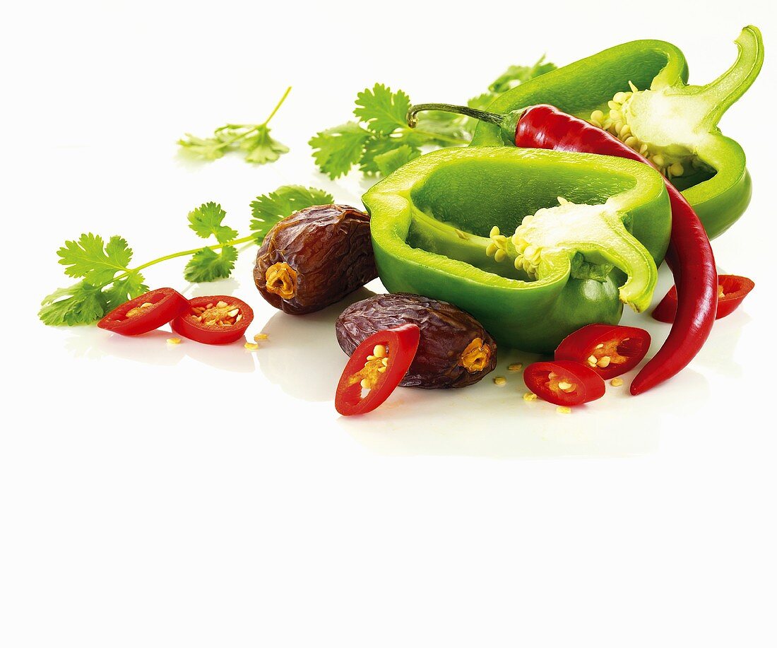 Grüner Paprika, rote Chilischoten, Datteln und Koriandergrün