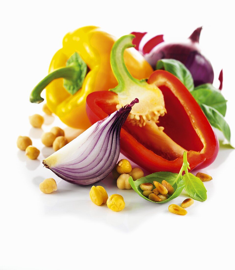 Gemüsestillleben mit Paprika, Zwiebeln, Kichererbsen und Pinienkernen