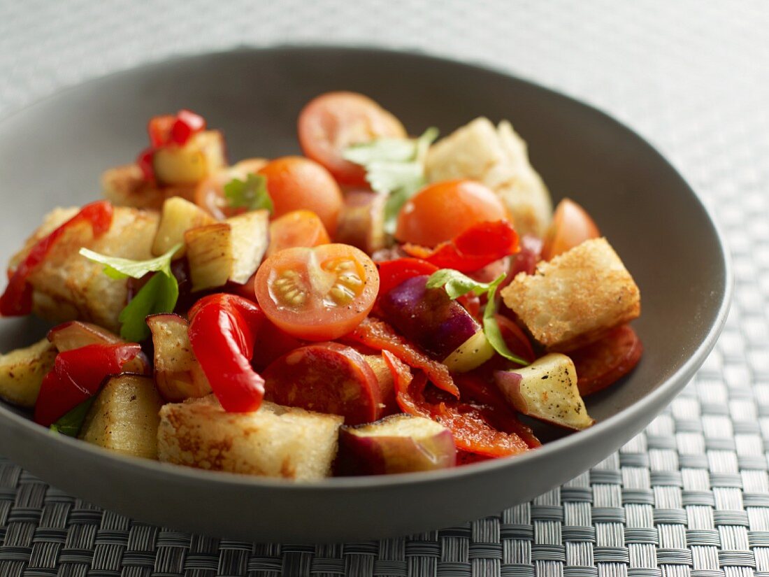 Tomato and pepper salad with croutons