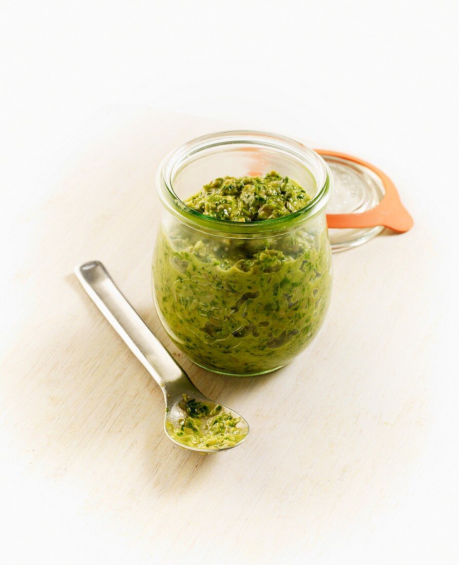 Selbstgemachte Salsa Verde im Einmachglas