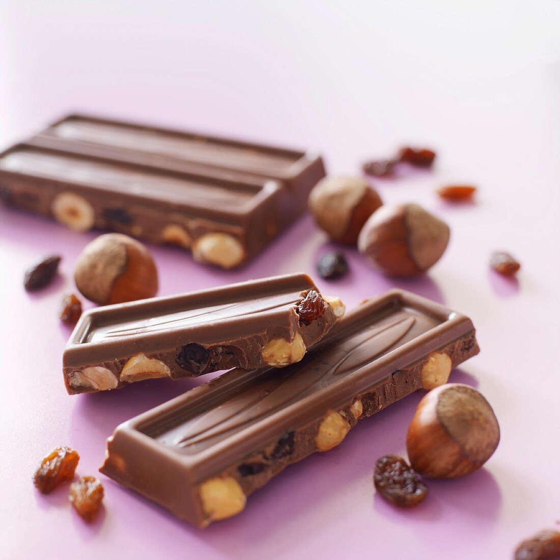 Schokoladen mit Nüssen und Trockenfrüchten