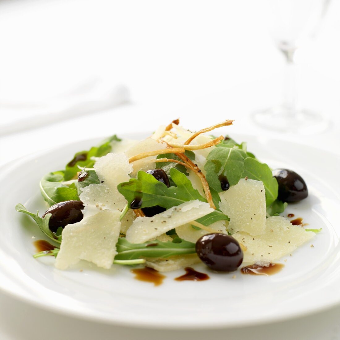 Rucolasalat mit Oliven & Parmesan
