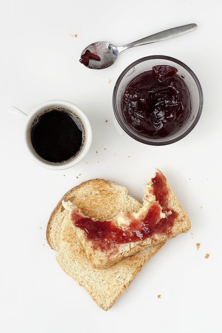 Lustiges Gesicht aus Toast, Marmelade und Kaffee