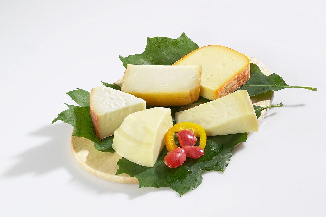 Spanish cheeses on leaves