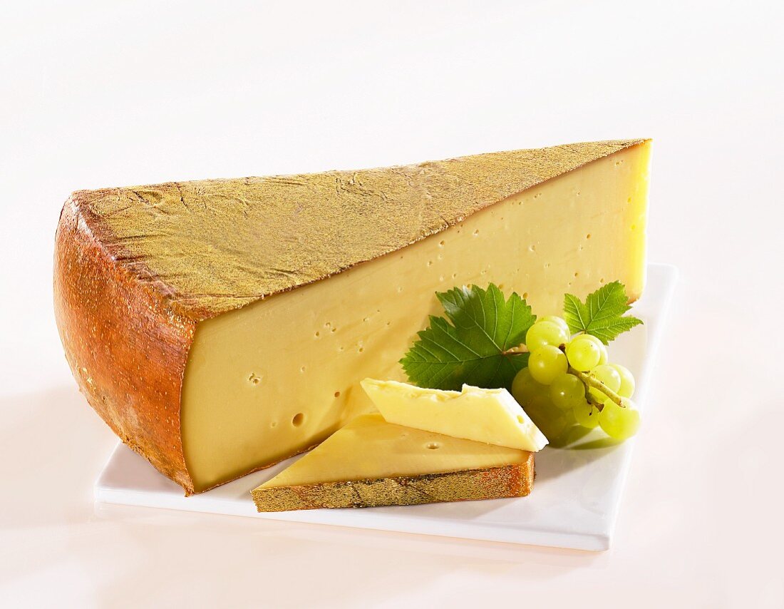 Luzerner Bergkäse und Trauben