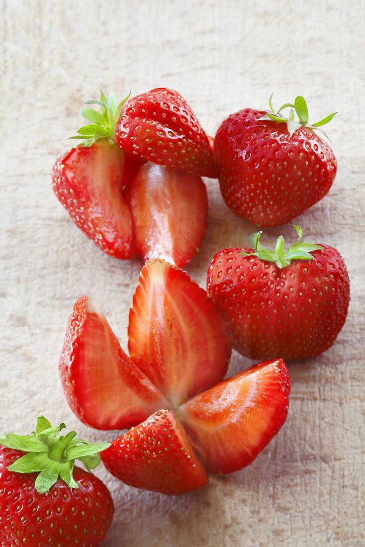 Mehrere Erdbeeren, ganz und geviertelt
