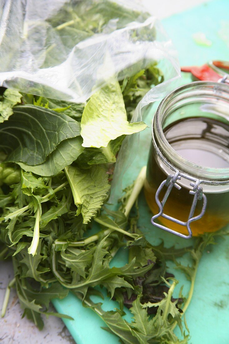 Gemischte Salatblätter und Olivenöl