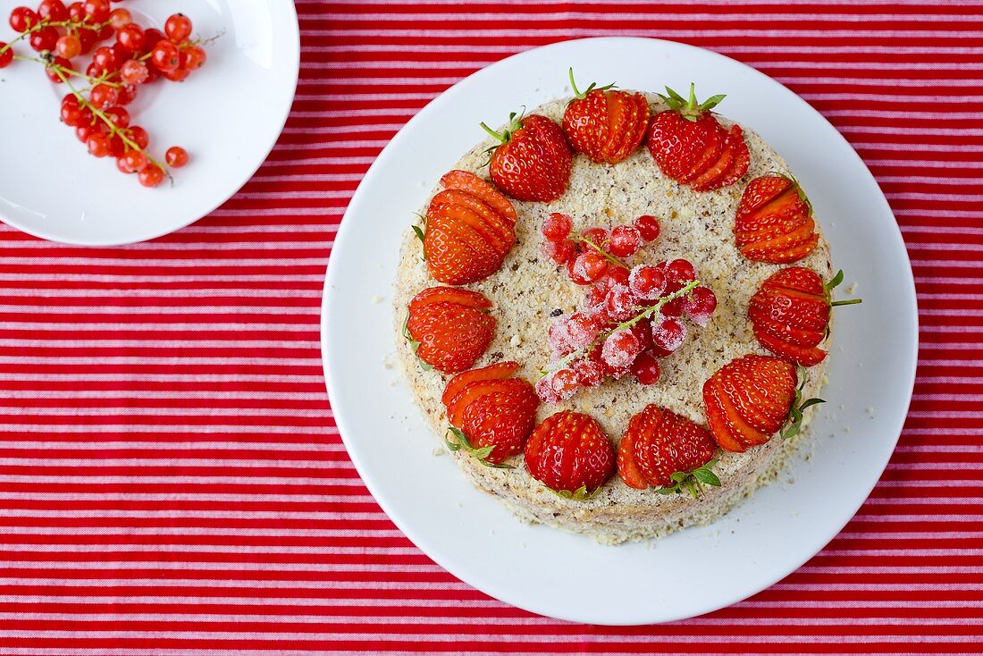 Torte mit Erdbeeren und Johannisbeeren